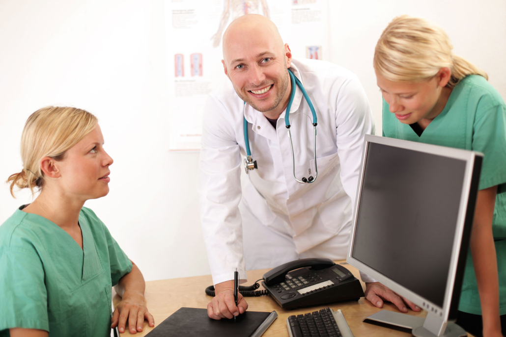 Arzt-mit-MA MedAssist24 Telefonischer Assistenzservice Praxen